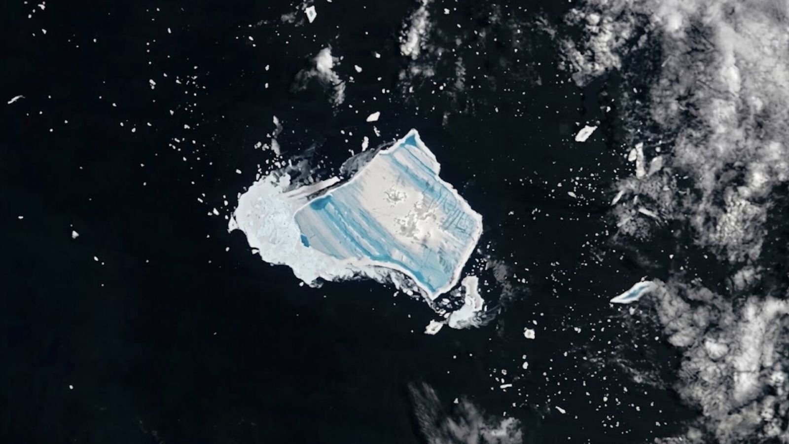 NASA revela degelo acelerado no colossal iceberg A-23A com novas imagens