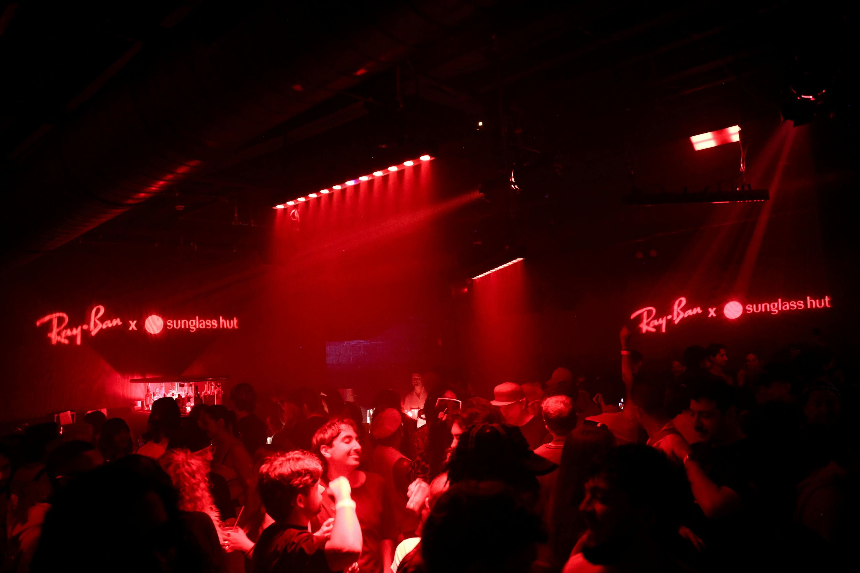 A festa virou vitrine: Ray-Ban usa rave para vender óculos