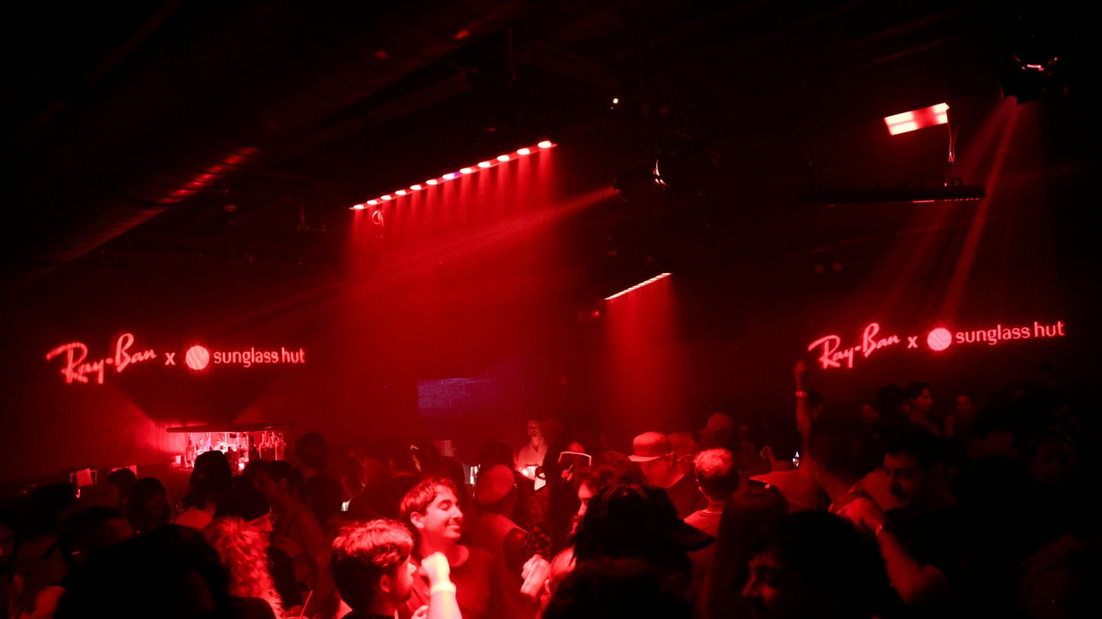 A festa virou vitrine: Ray-Ban usa rave para vender óculos