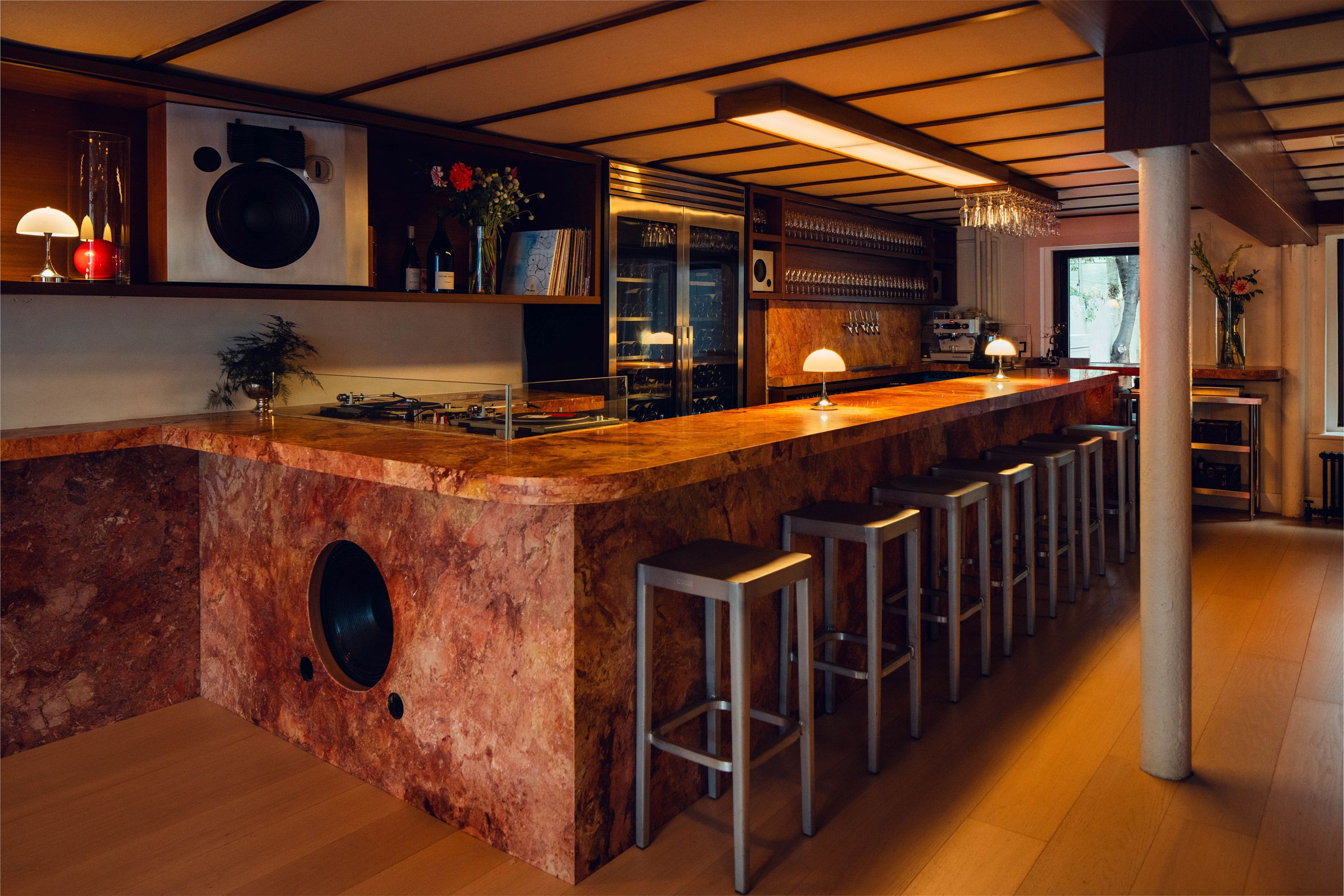 Gjergji Shkurti: O arquiteto que funde bar, loja e som em Brooklyn