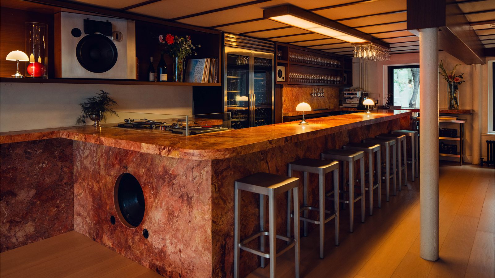 Gjergji Shkurti: O arquiteto que funde bar, loja e som em Brooklyn