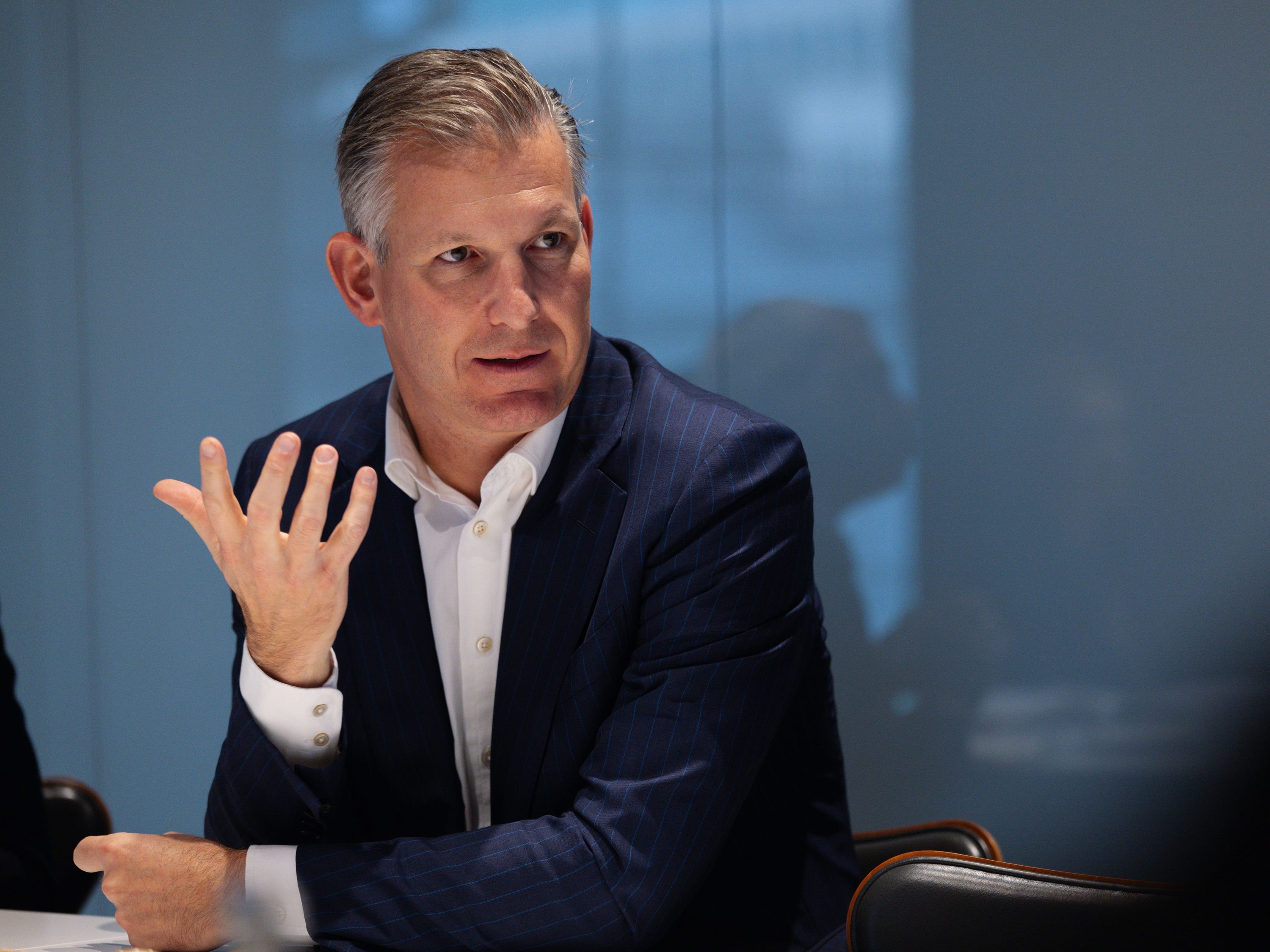 CEO da Nestlé: 8 cafés por dia e tarefas cruciais antes do almoço
