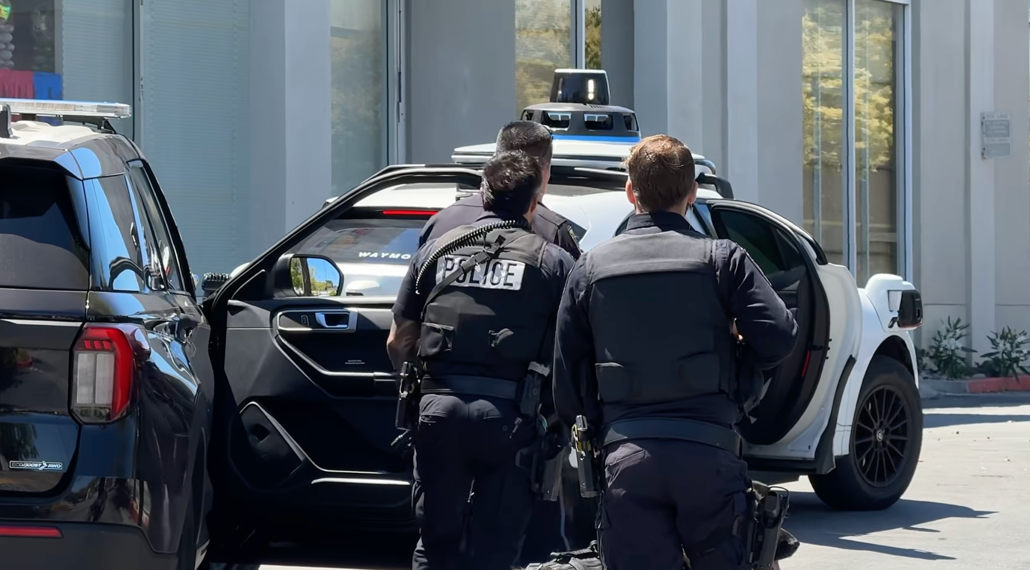 Waymo denuncia adolescentes à polícia — vigilância em carros autônomos levanta debate