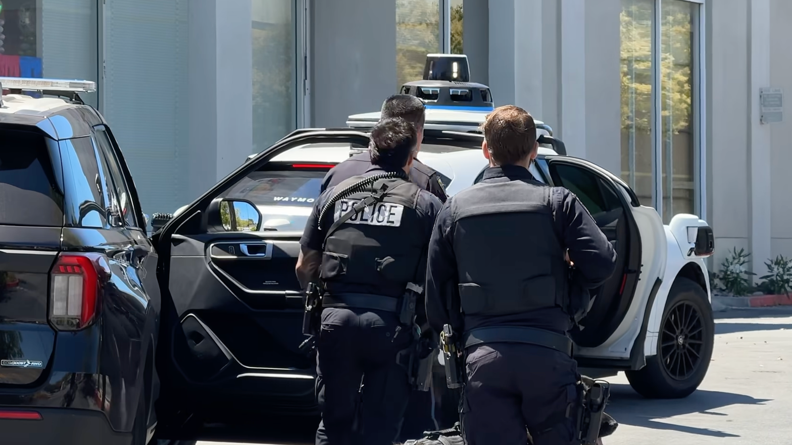 Waymo denuncia adolescentes à polícia — vigilância em carros autônomos levanta debate