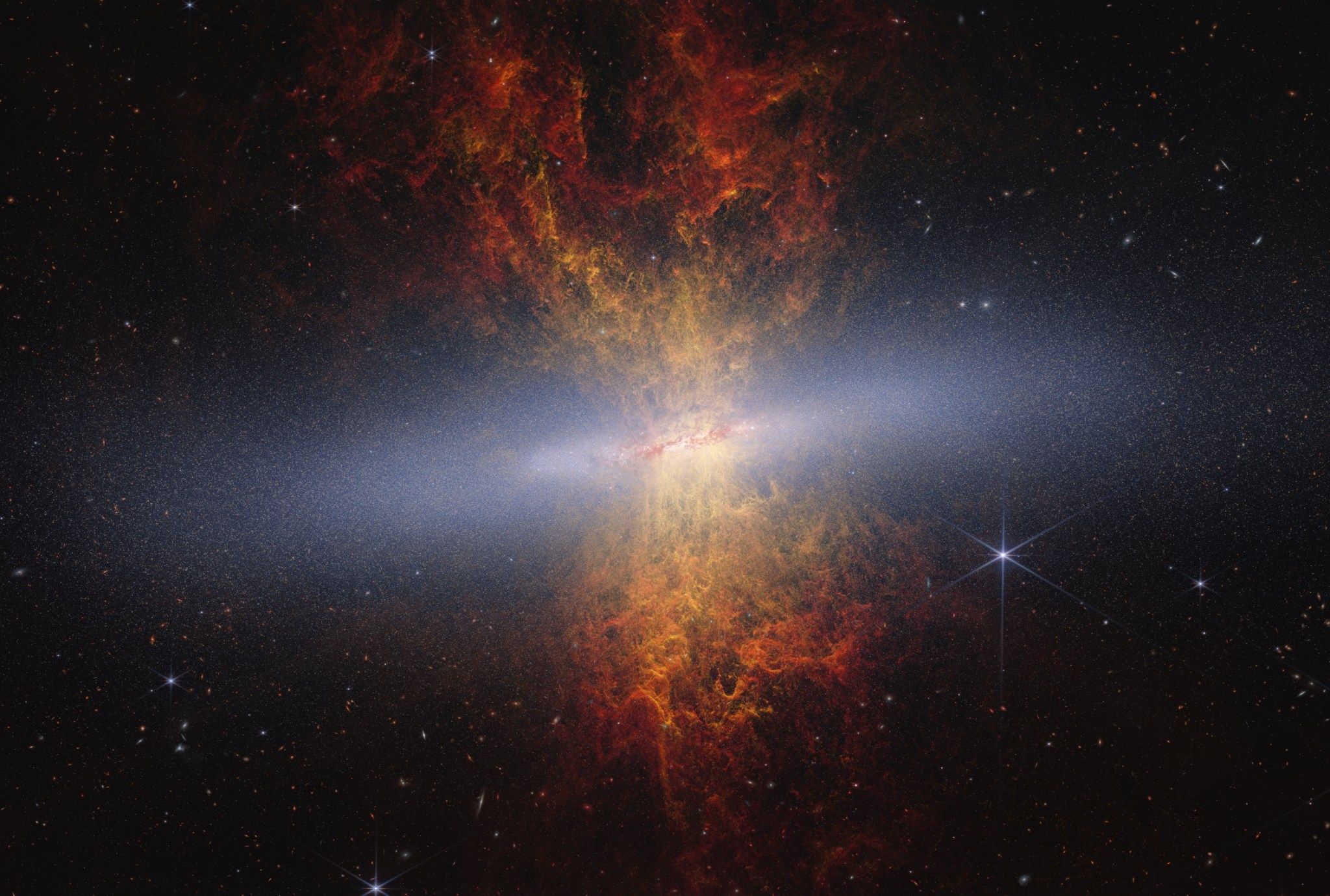 Telescópio James Webb revela detalhes inéditos da Galáxia do Charuto
