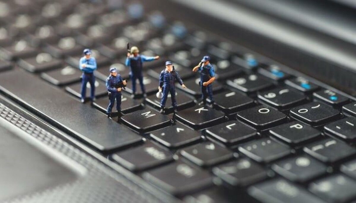 O servidor que espionou a vida alheia — e se livrou da prisão