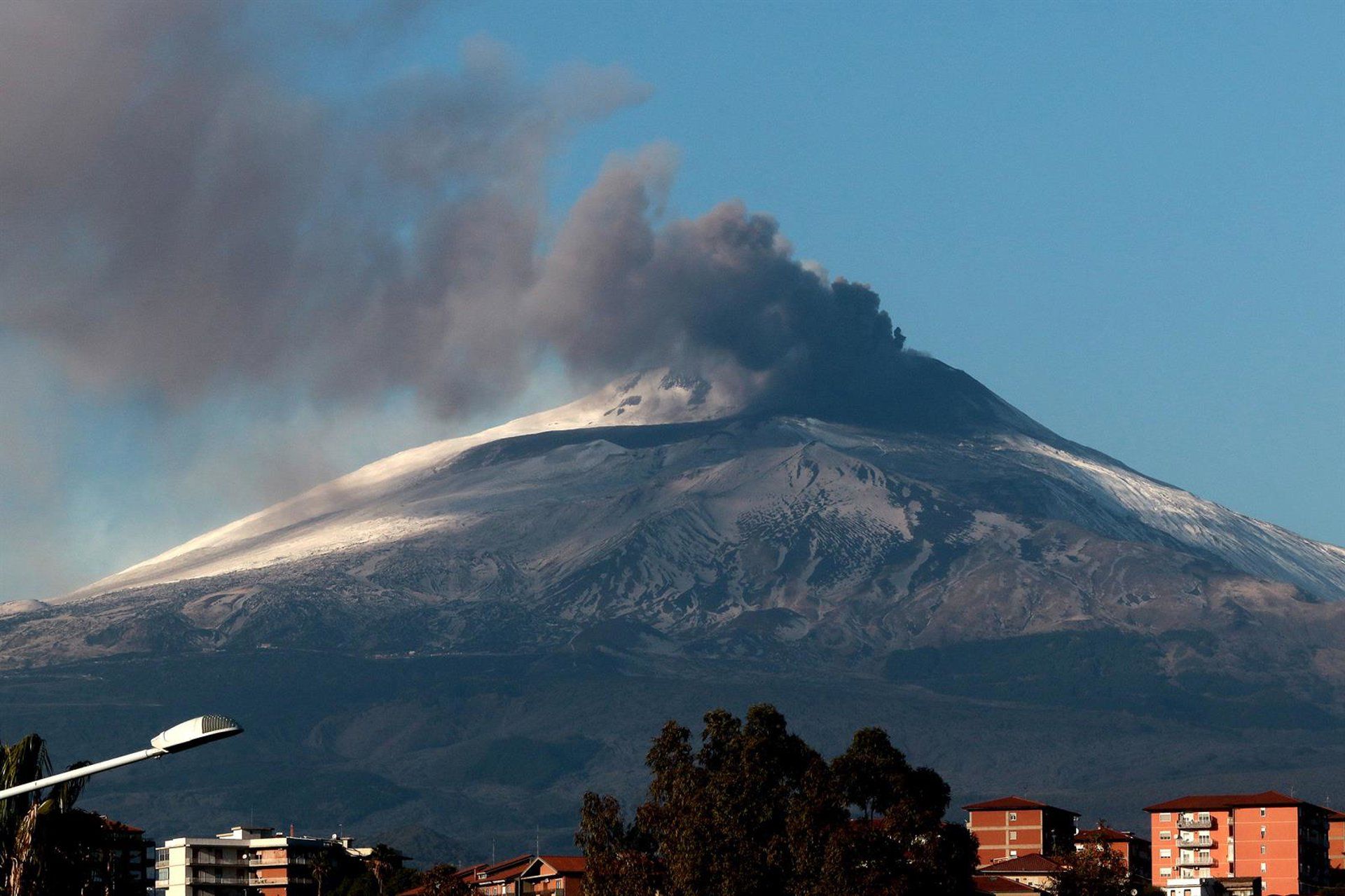 Erupção do Etna paralisa aeroporto de Catania e força desvio de 50 voos