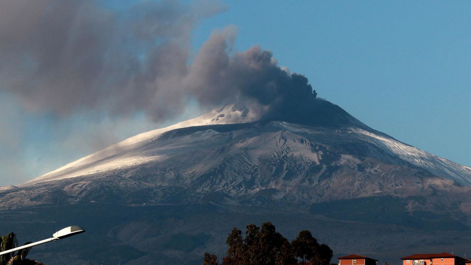 Erupção do Etna paralisa aeroporto de Catania e força desvio de 50 voos