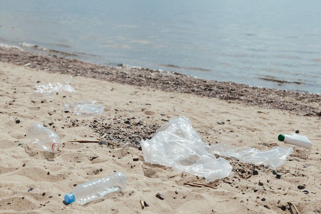 Poluição plástica no Mediterrâneo: quem são os verdadeiros culpados?