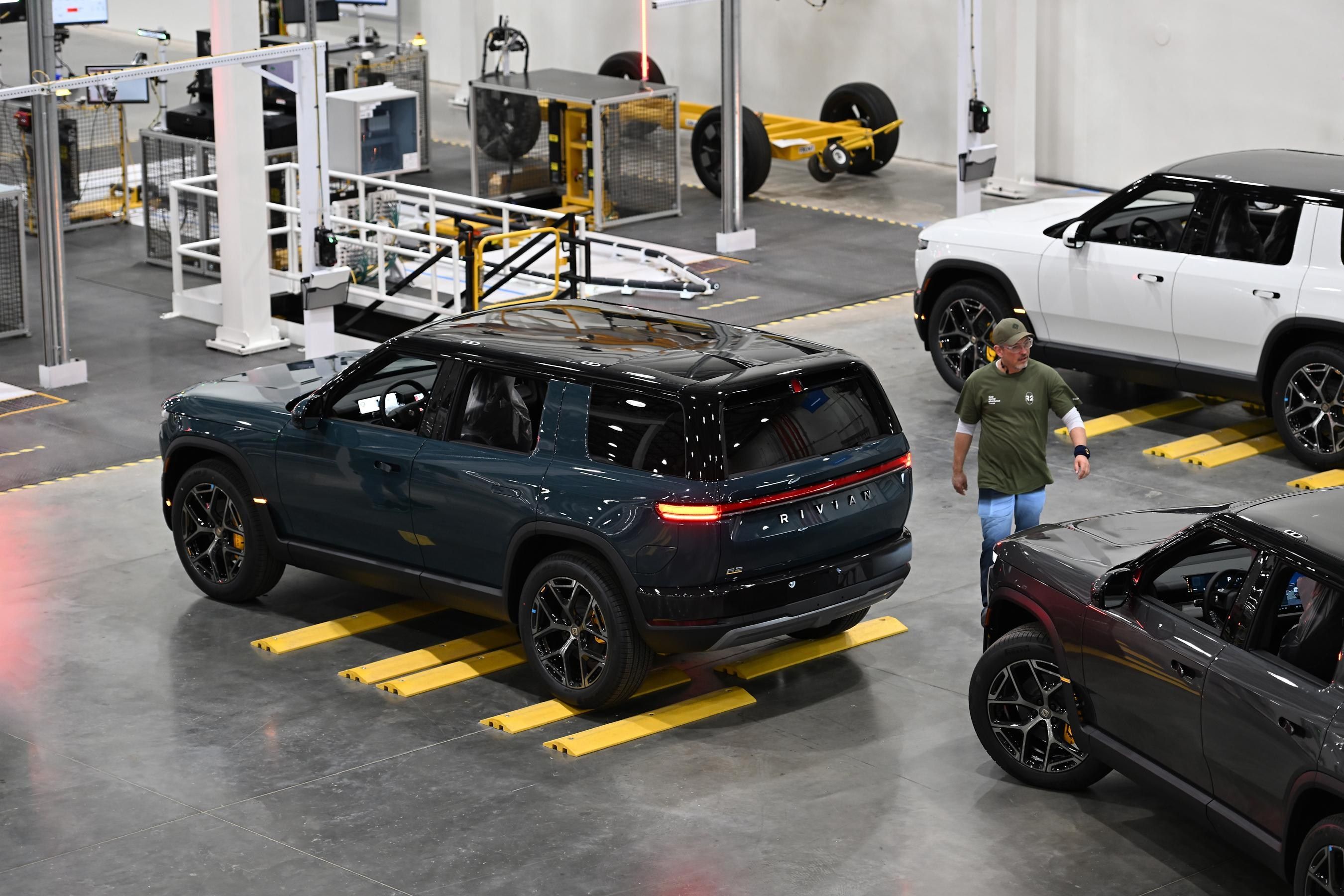 Rivian aposta em R2 e vê vendas crescerem 45% em um ano
