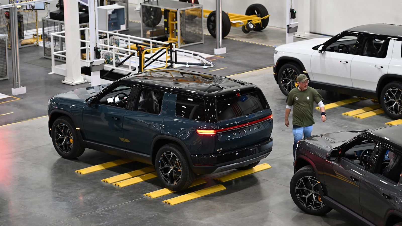 Rivian aposta em R2 e vê vendas crescerem 45% em um ano