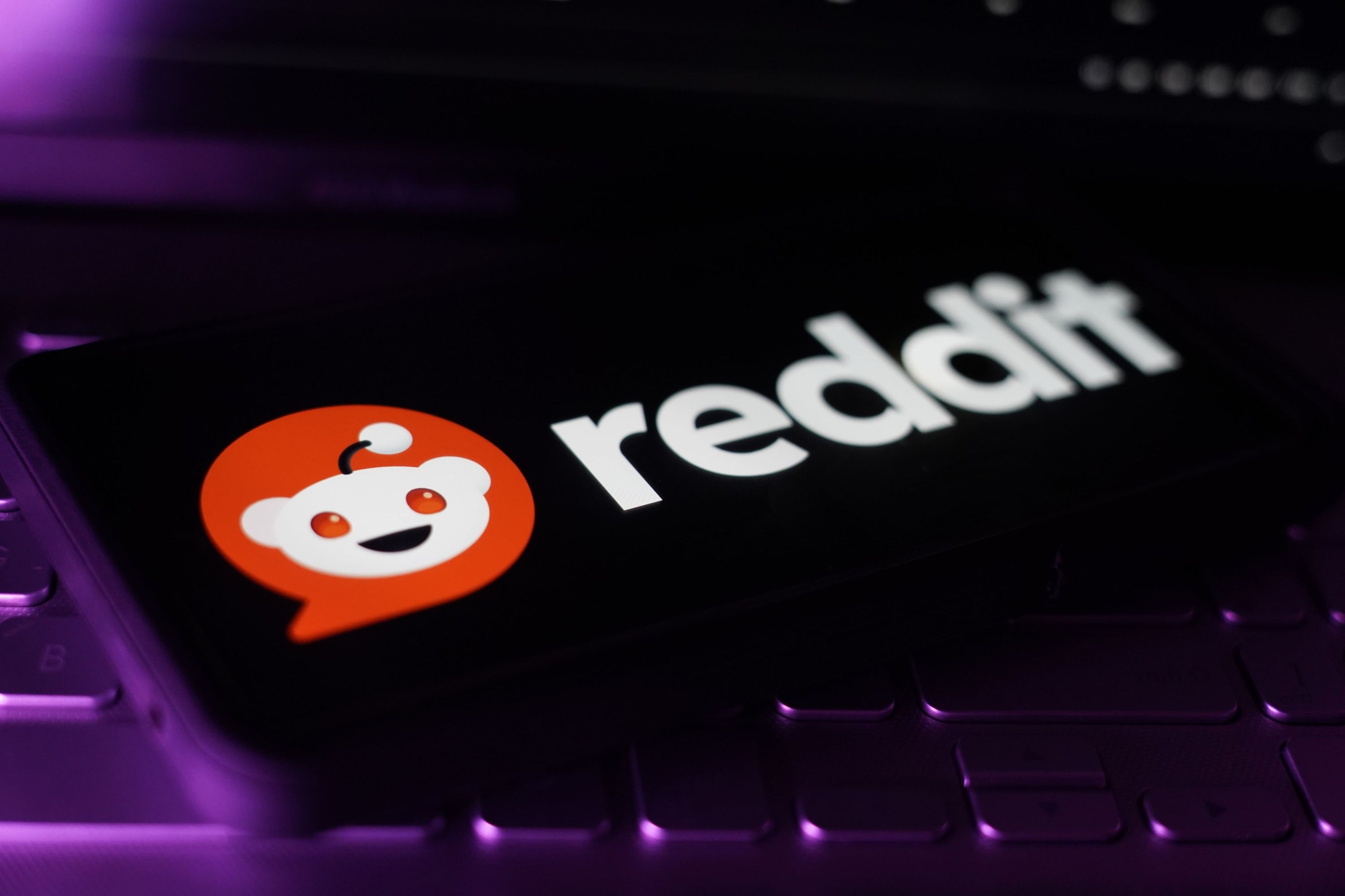 Moderadores do Reddit banem temas de saúde para conter manipulação de IA