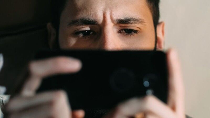 KRA Consultancy é multada em £300 mil por campanha de terror psicológico via SMS