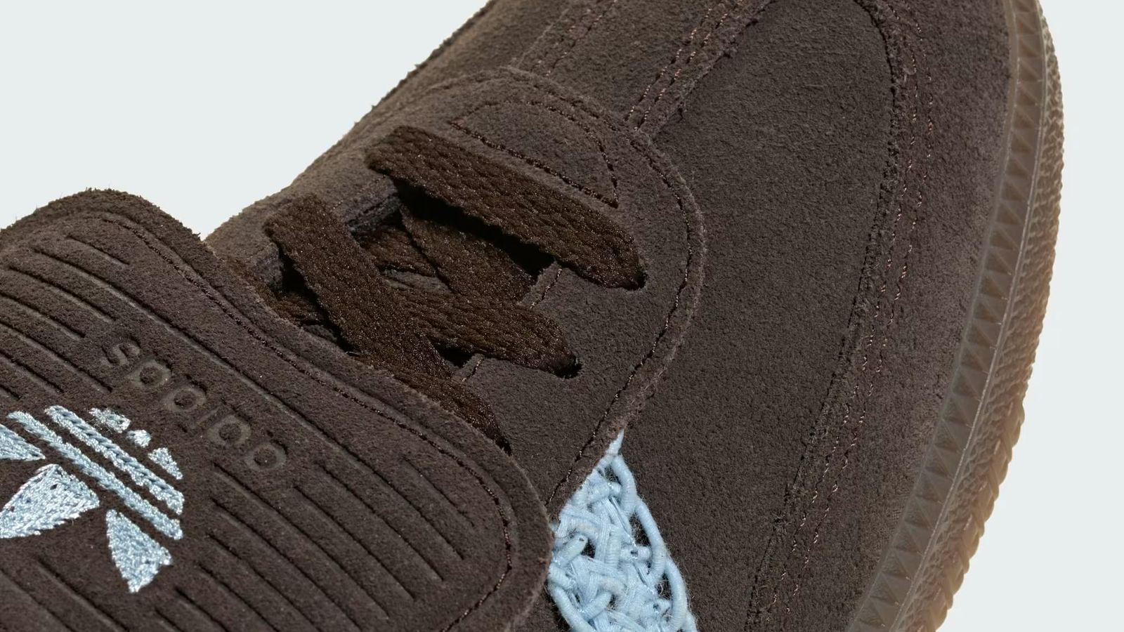 Adidas Samba ganha nova vida com design ousado de língua dupla