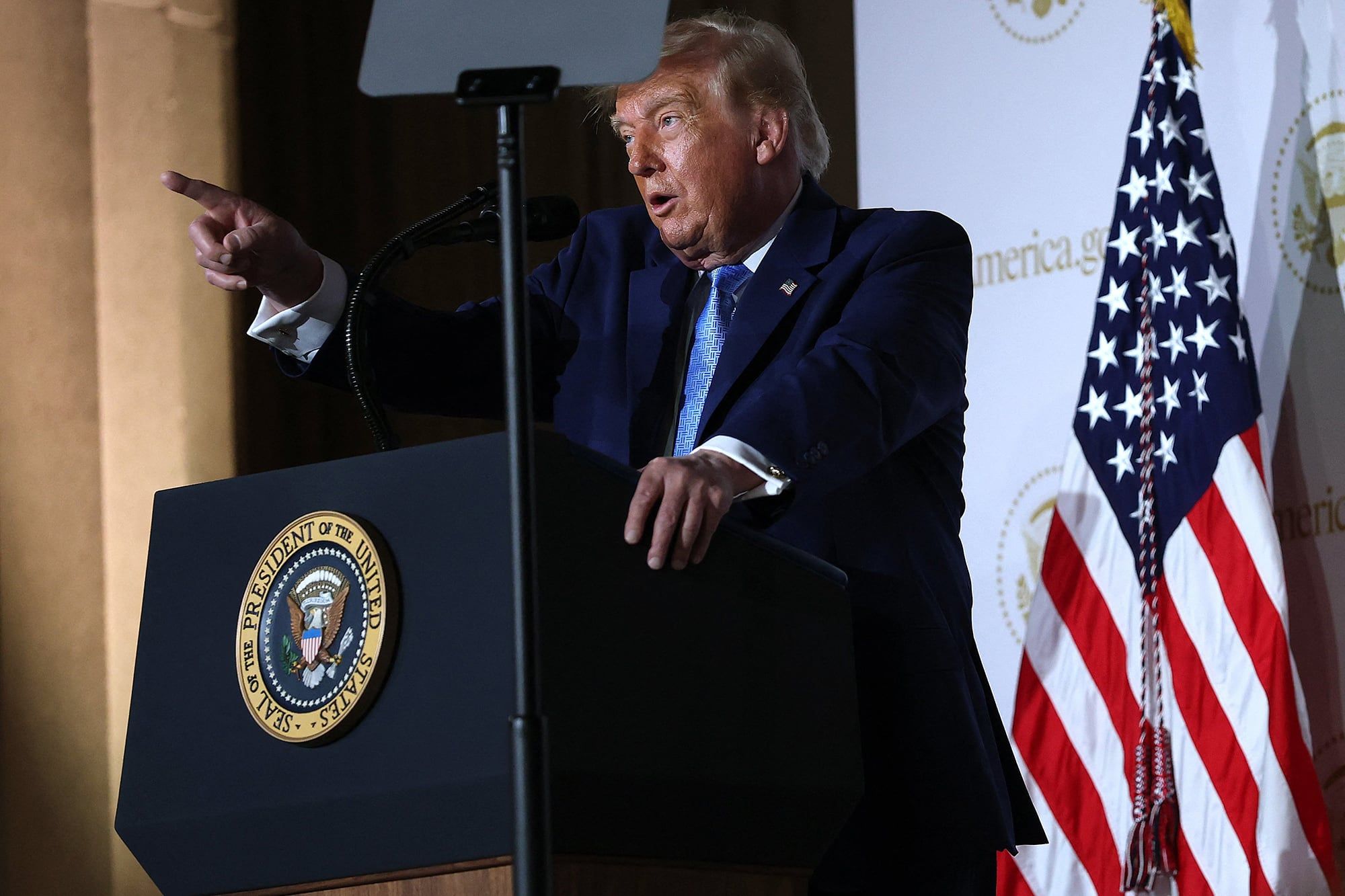 Trump aposta em IA sem freios — e desafia líderes do setor