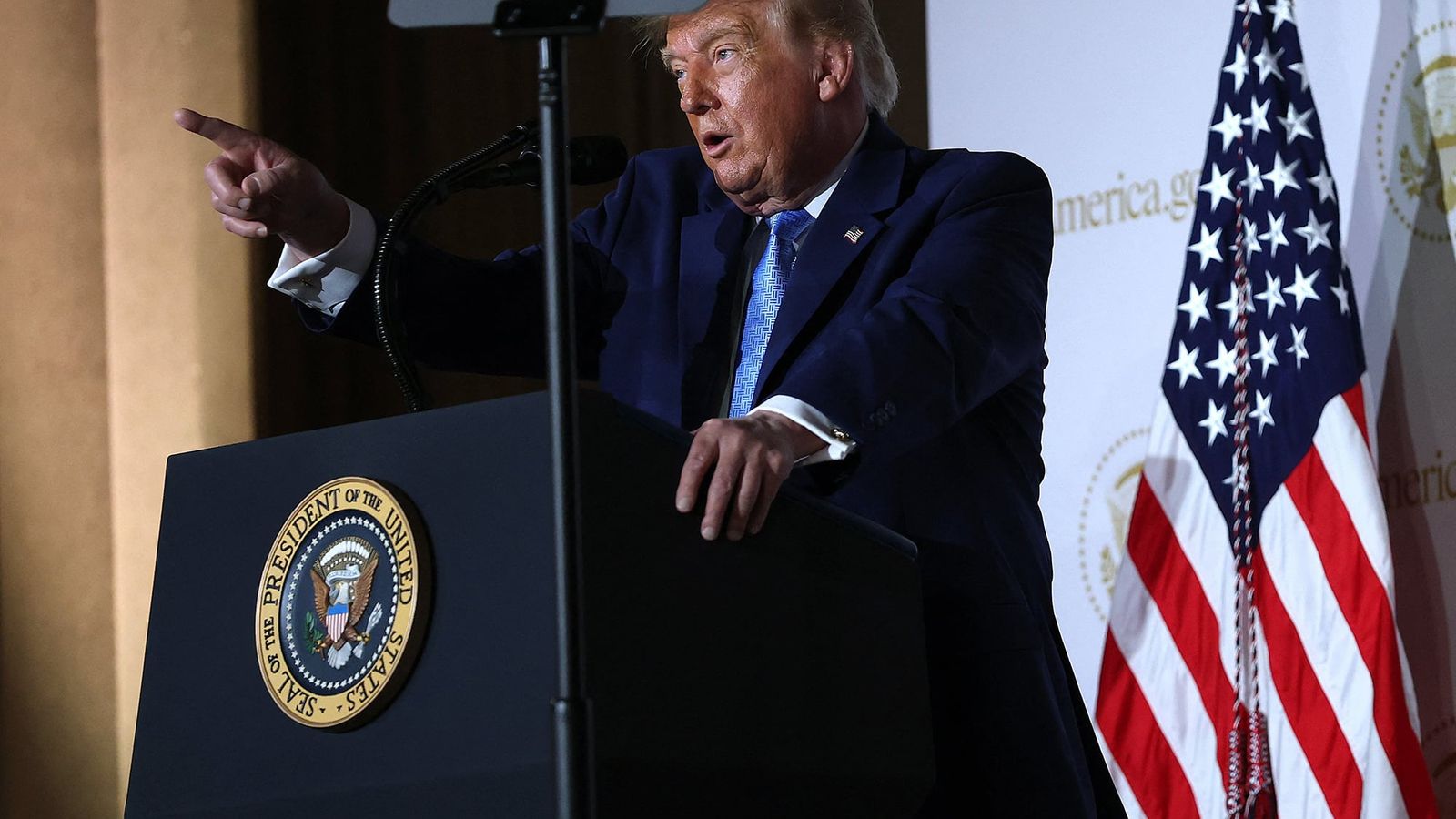 Trump aposta em IA sem freios — e desafia líderes do setor