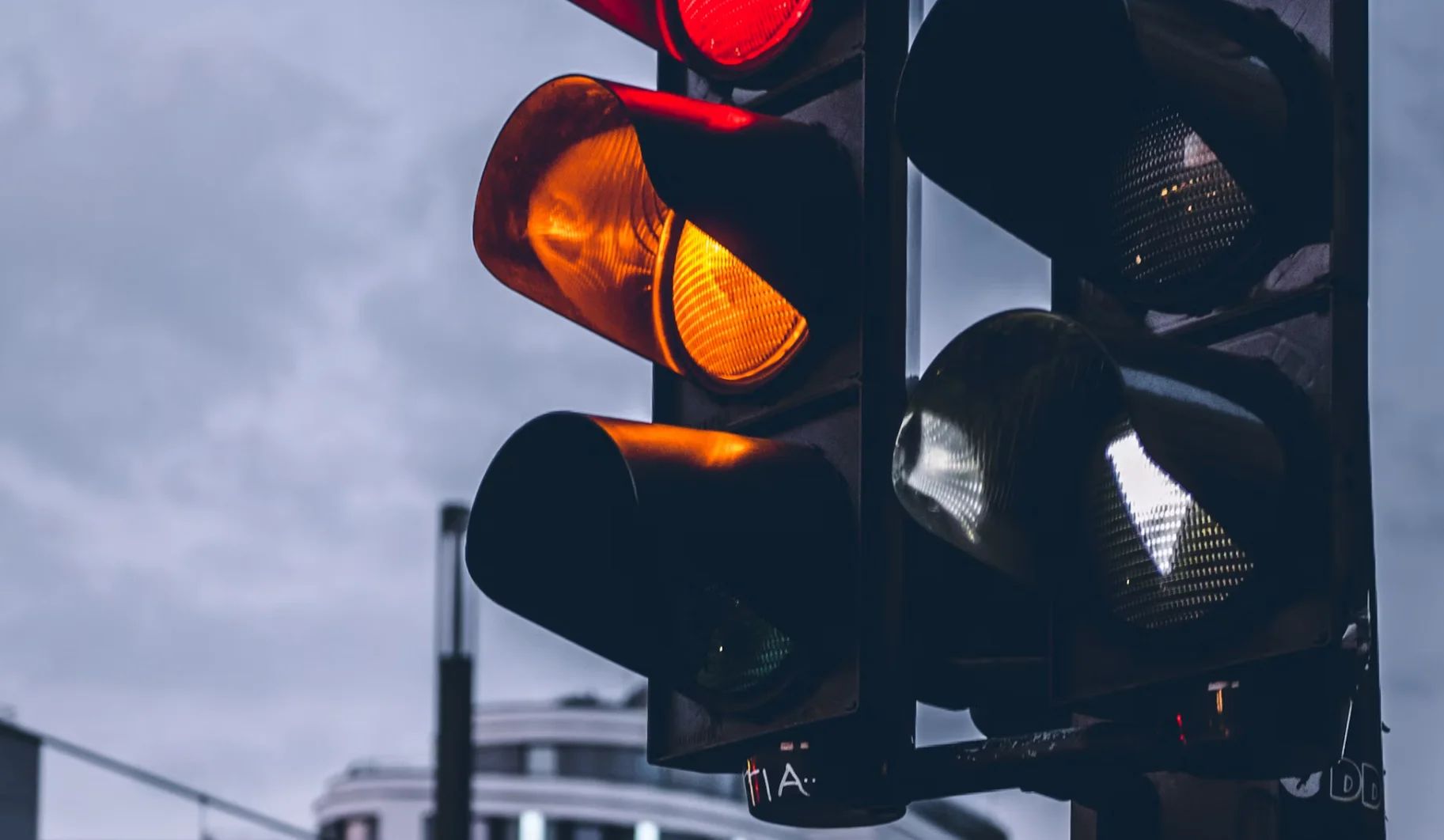 Semáforos com radar podem ter contagem regressiva e invalidar multas