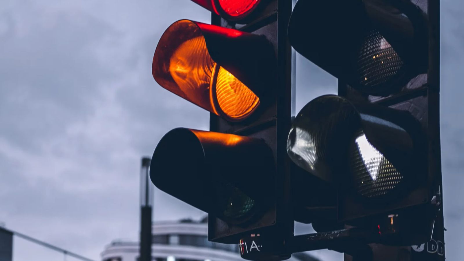 Semáforos com radar podem ter contagem regressiva e invalidar multas
