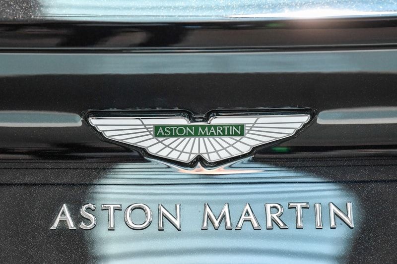 Aston Martin adia seu primeiro elétrico para 2033 e foca em V-8 e V-12