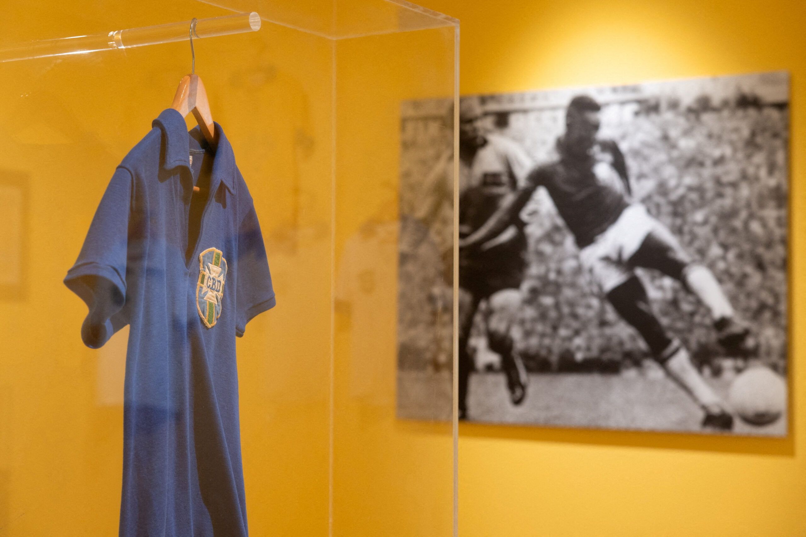 O mito de Pelé, costurado em azul e vendido por milhões
