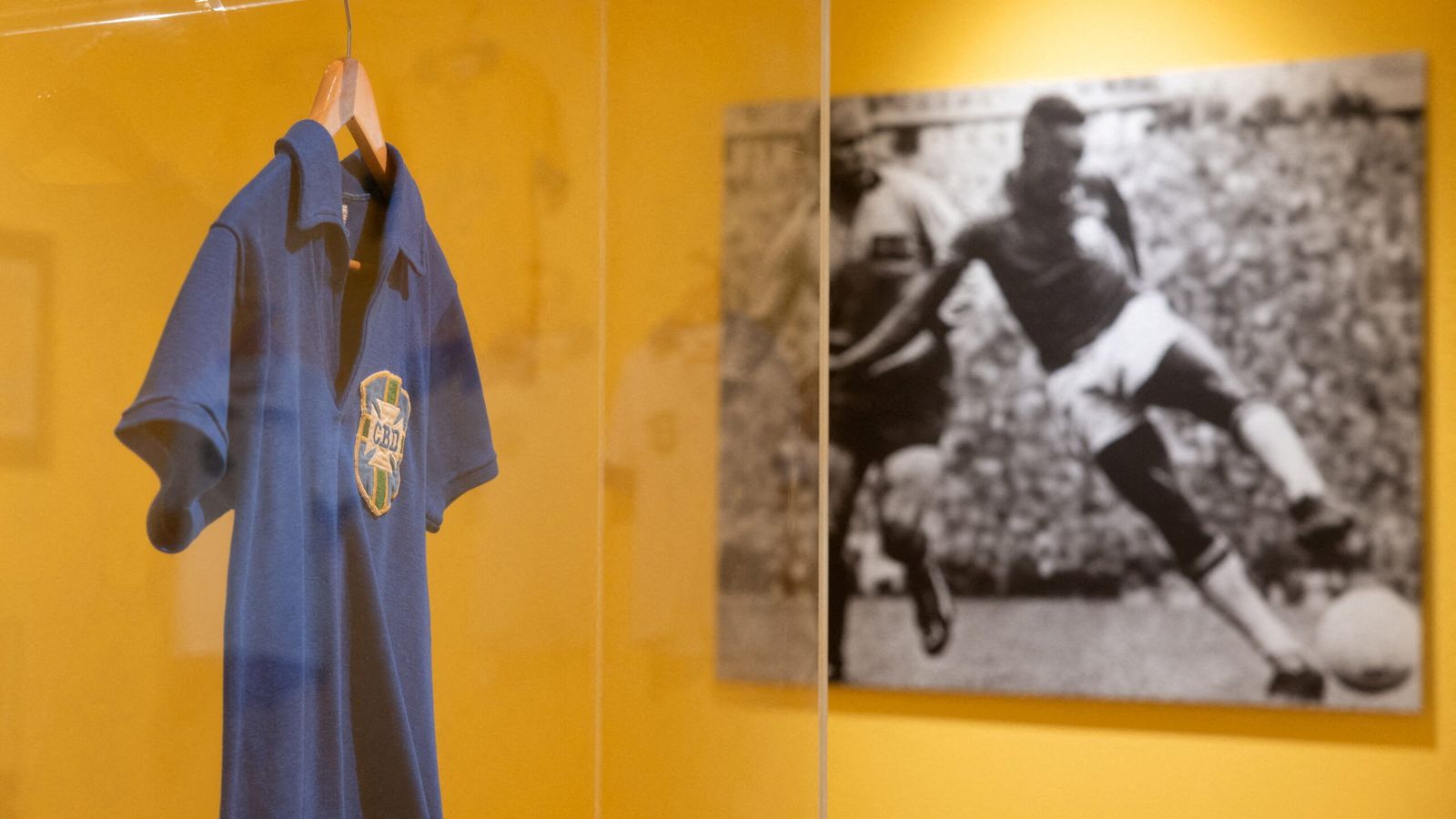 O mito de Pelé, costurado em azul e vendido por milhões