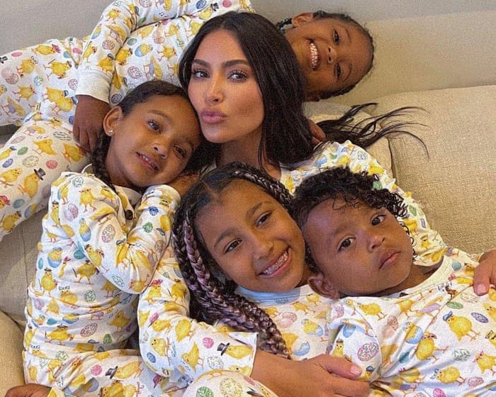 Kim Kardashian e o paradoxo da parentalidade bilionária: cinco babás para quatro filhos