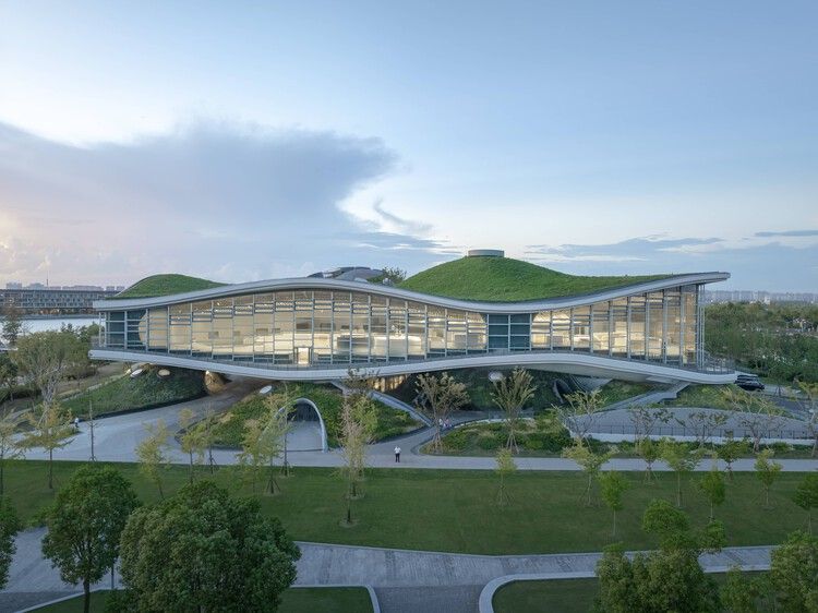 Scenic Architecture Office: O 'Wave Cube' desafia a rigidez da arquitetura com a fluidez das ondas