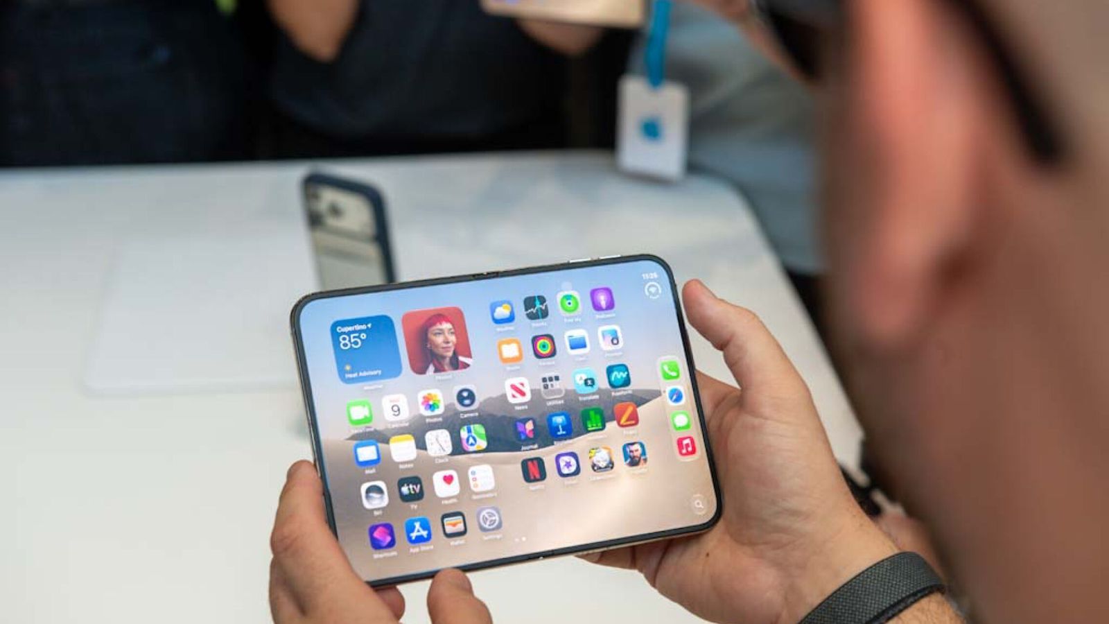 Apple lança iPhone Duo, seu primeiro dobrável, a partir de €2.339
