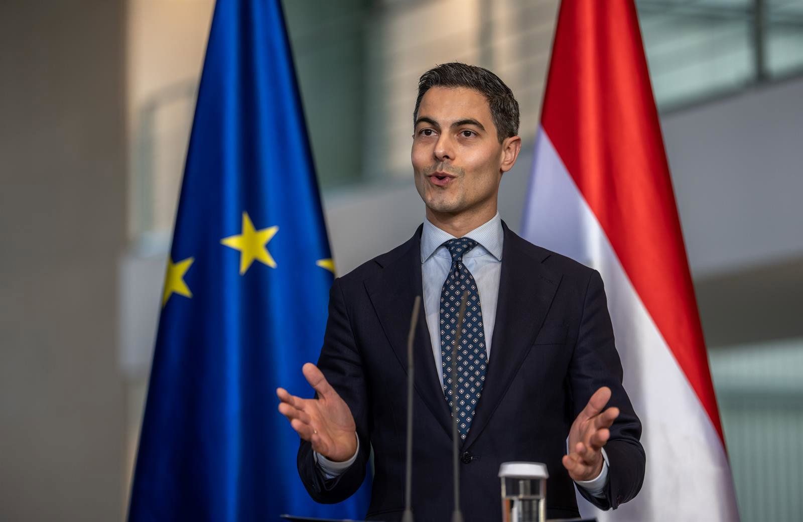 Holanda aposta em IA para cortar 25 mil empregos públicos até 2035