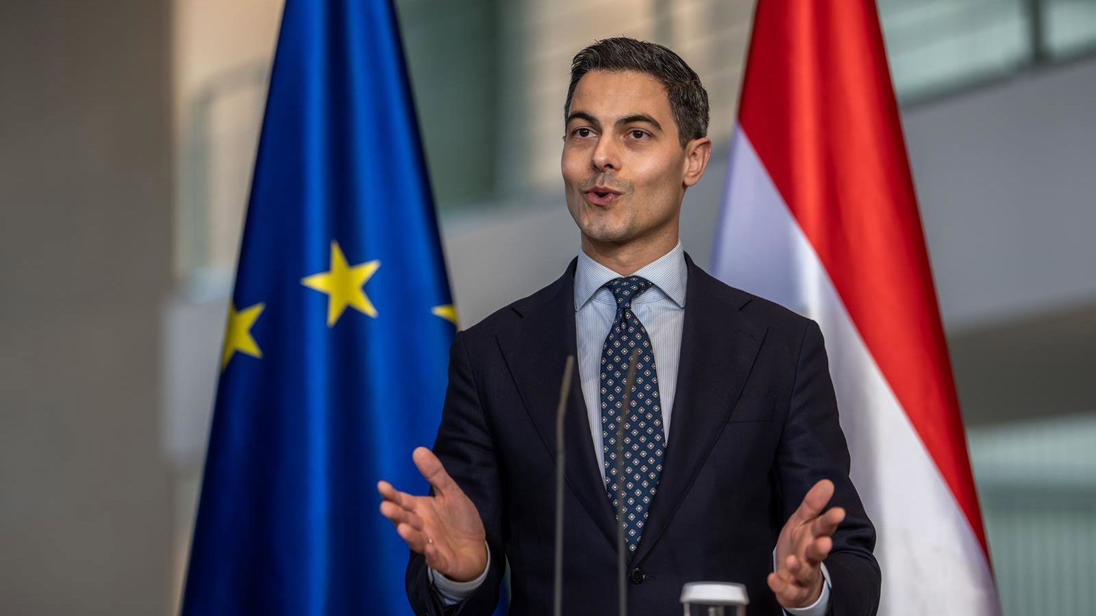 Holanda aposta em IA para cortar 25 mil empregos públicos até 2035