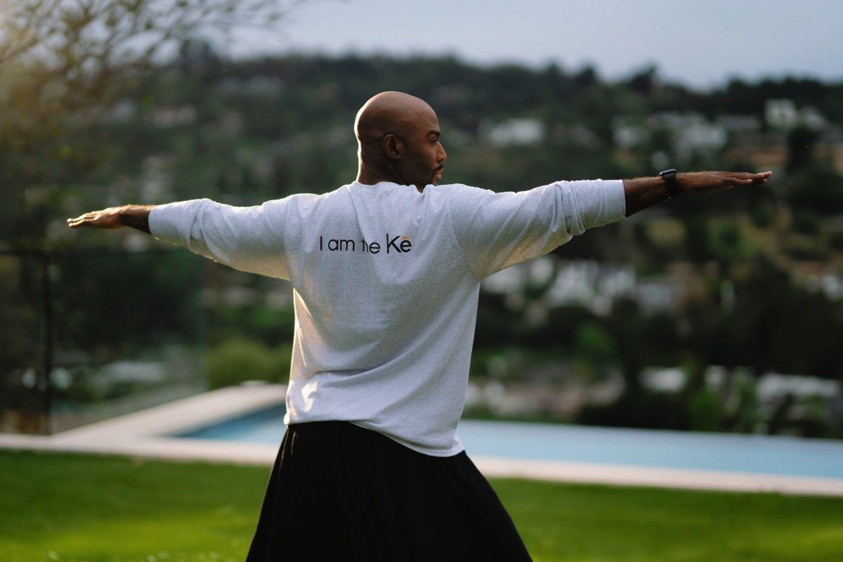A produtização da persona: Karamo Brown lança clone de IA e gigantes da mídia padronizam agentes