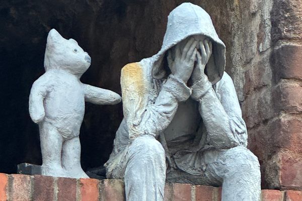 Escultura em Bristol usa ursinho para falar de saúde mental masculina