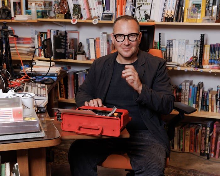 Cory Doctorow critica a promessa da IA e o conceito de 'enshittification'
