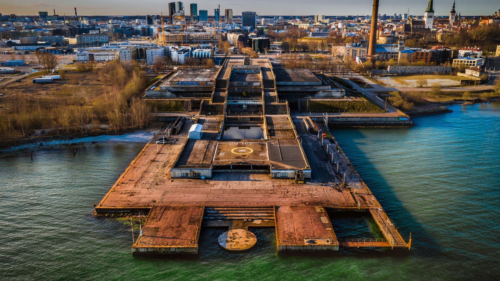 Bienal de Tallinn questiona o custo real da arquitetura em 2026