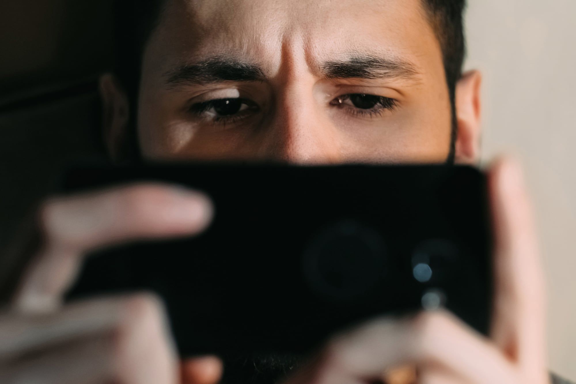 Celular fragmenta atenção: o que é 'brain rot' e como combatê-lo