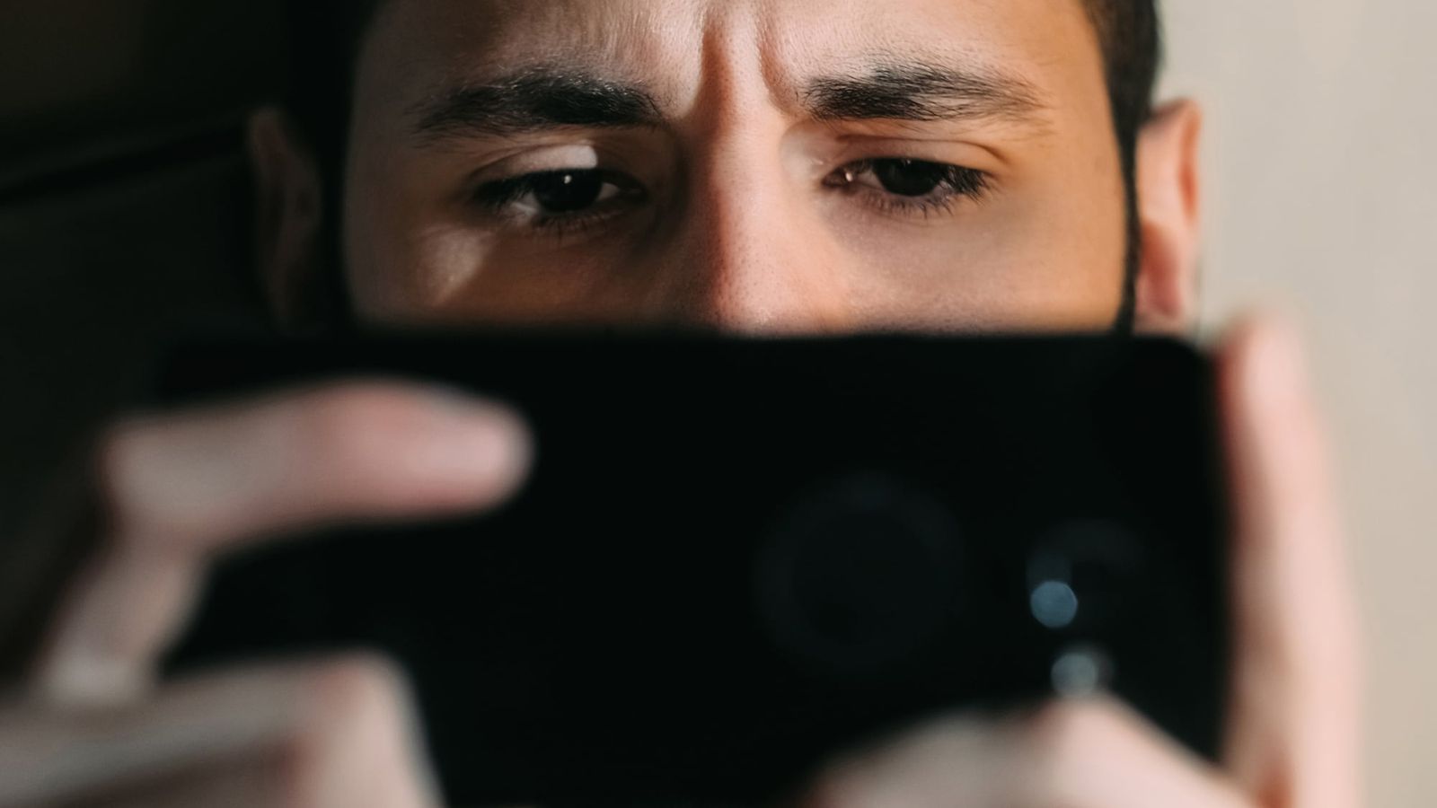 Celular fragmenta atenção: o que é 'brain rot' e como combatê-lo
