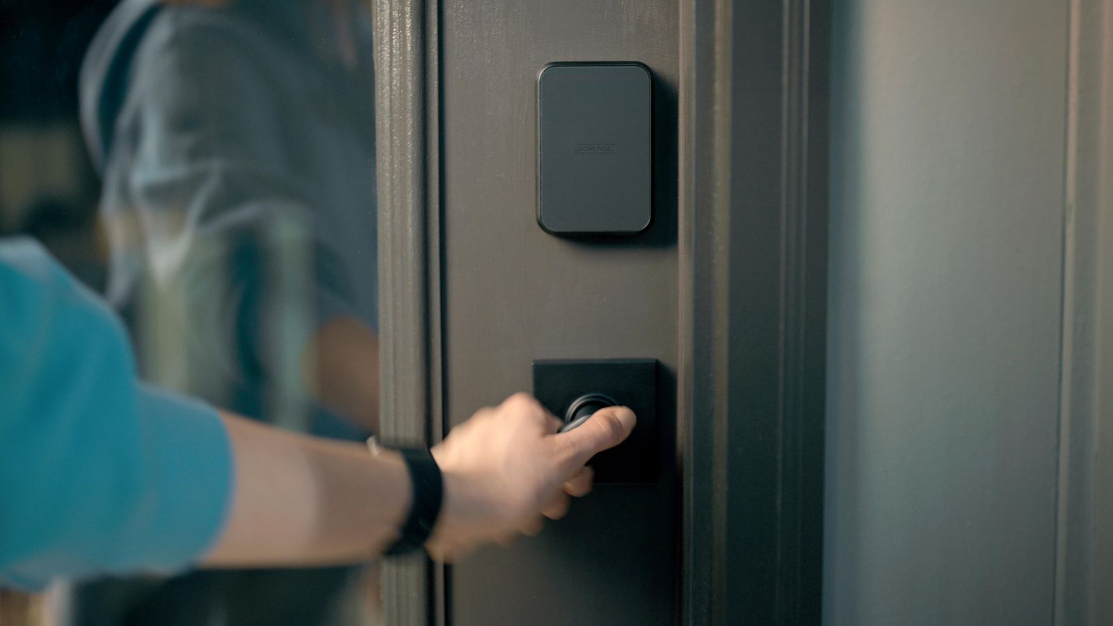 Schlage lança fechadura com tecnologia UWB — o fim das chaves físicas?