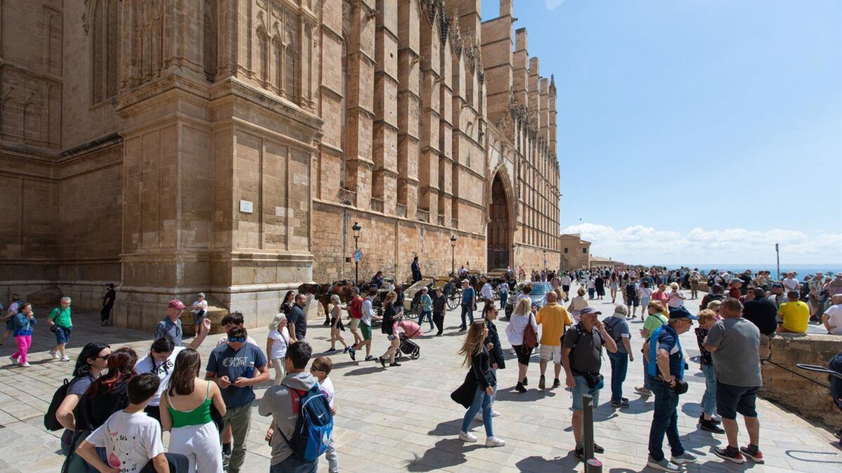 Na Espanha, a conta do turismo chega à política