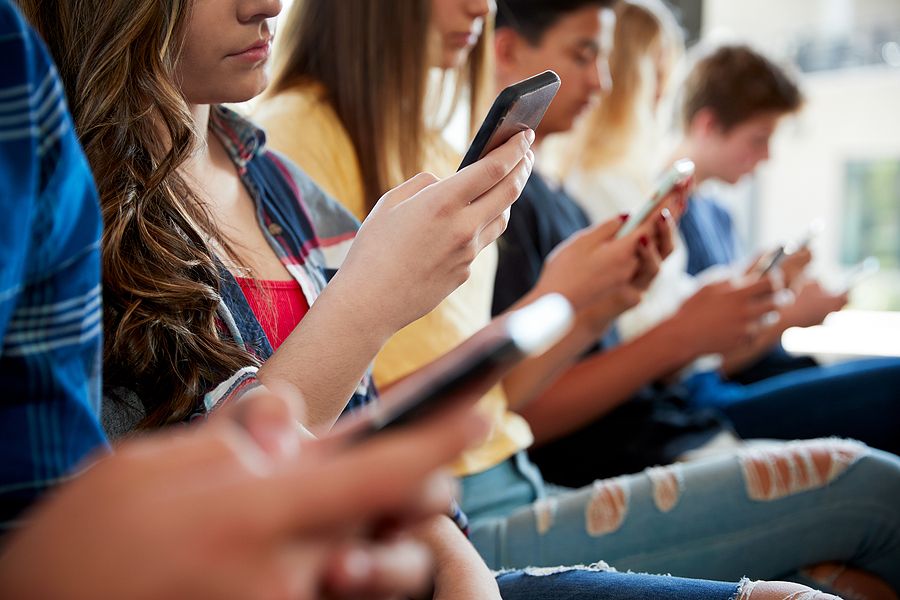 Washington acelera proibição de celulares nas escolas — Ferguson quer banimento total até 2027