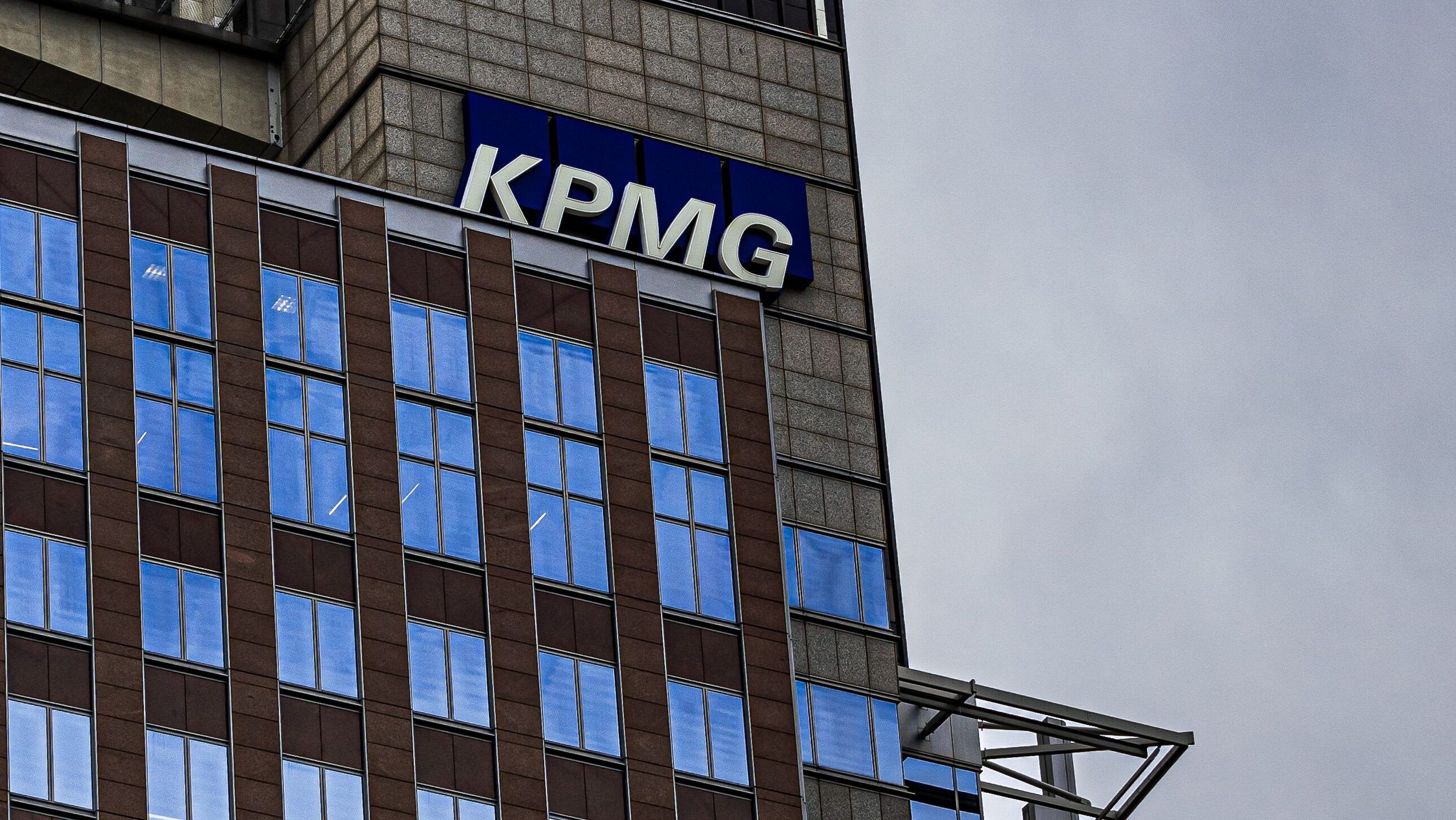 KPMG retira relatório após alucinações de IA inventarem projetos corporativos
