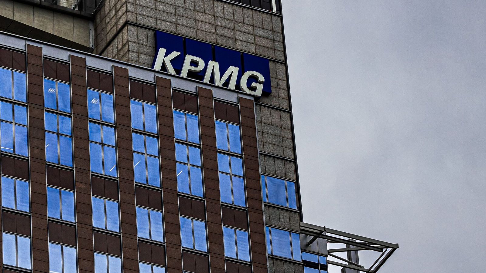 KPMG retira relatório após alucinações de IA inventarem projetos corporativos