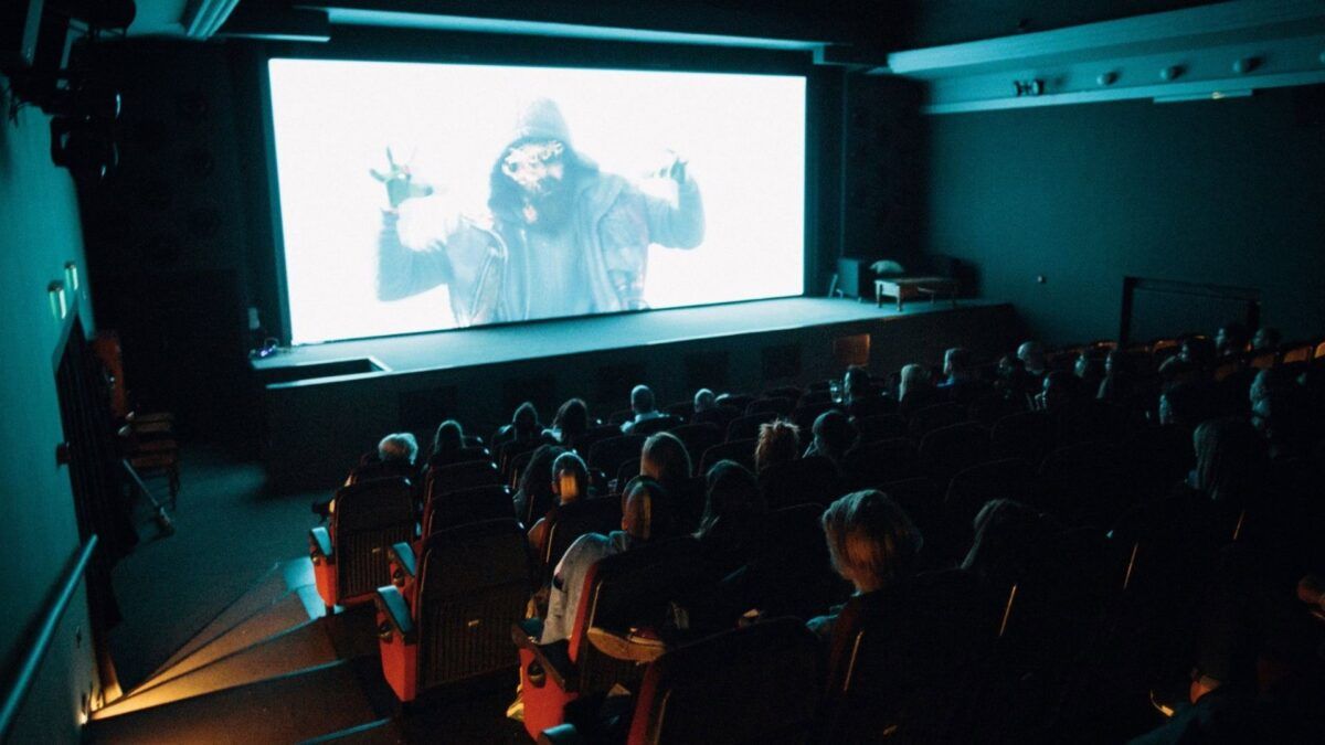 Luz baixa, som ameno: o cinema se redesenha para a neurodiversidade