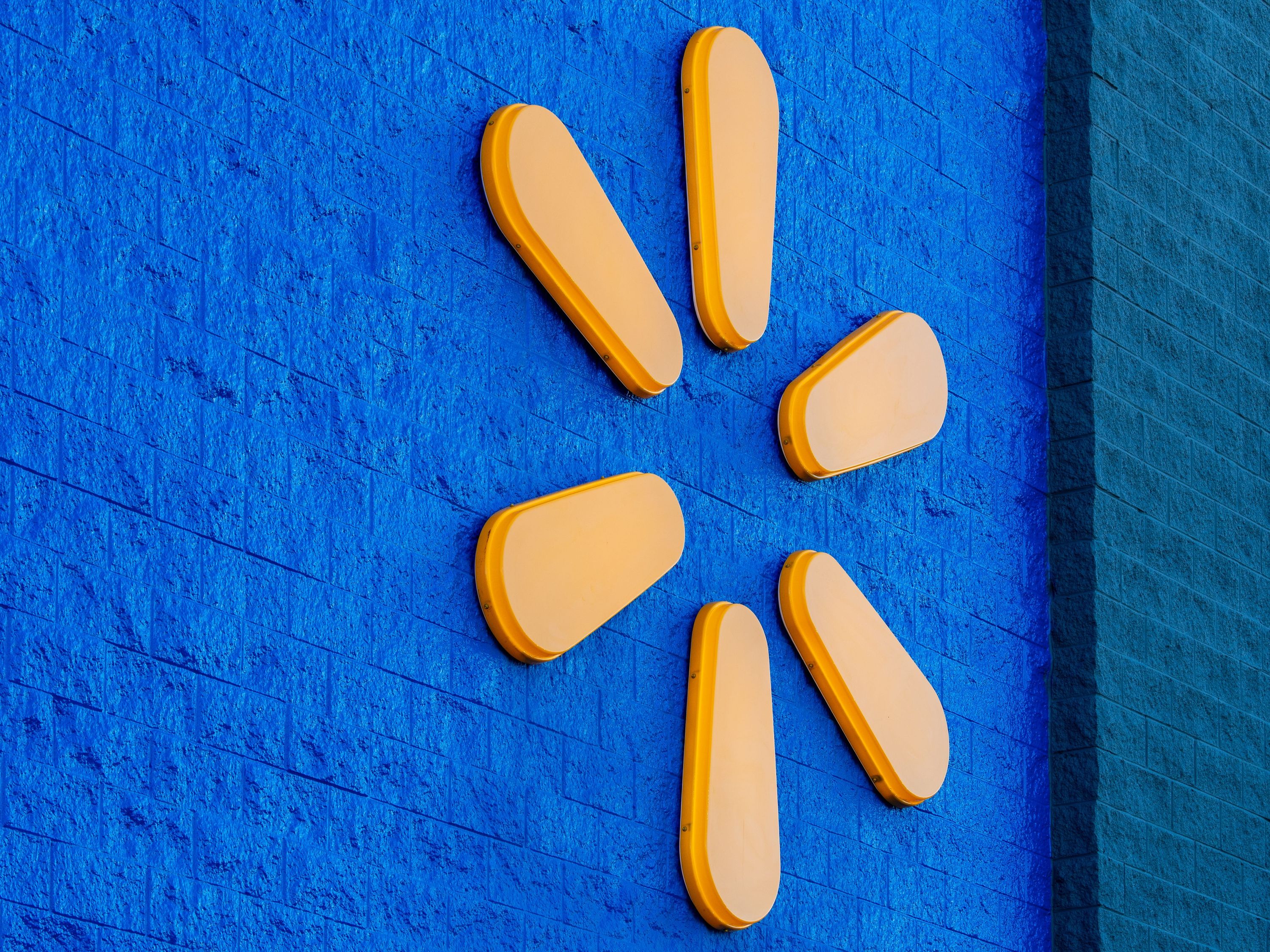 Walmart proíbe cartazes com IA e busca padrão de marca