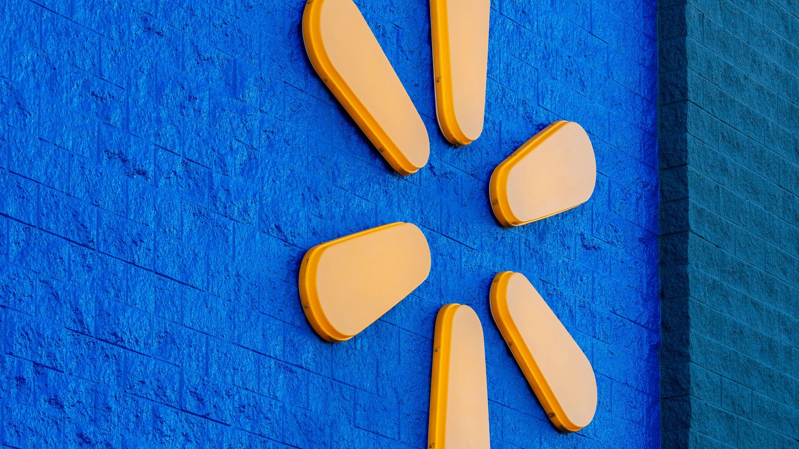 Walmart proíbe cartazes com IA e busca padrão de marca