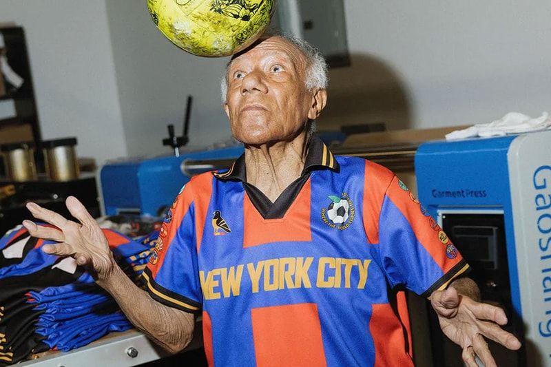 Prefeito de Nova York desafia a indústria esportiva com camisas da Copa a preço de custo