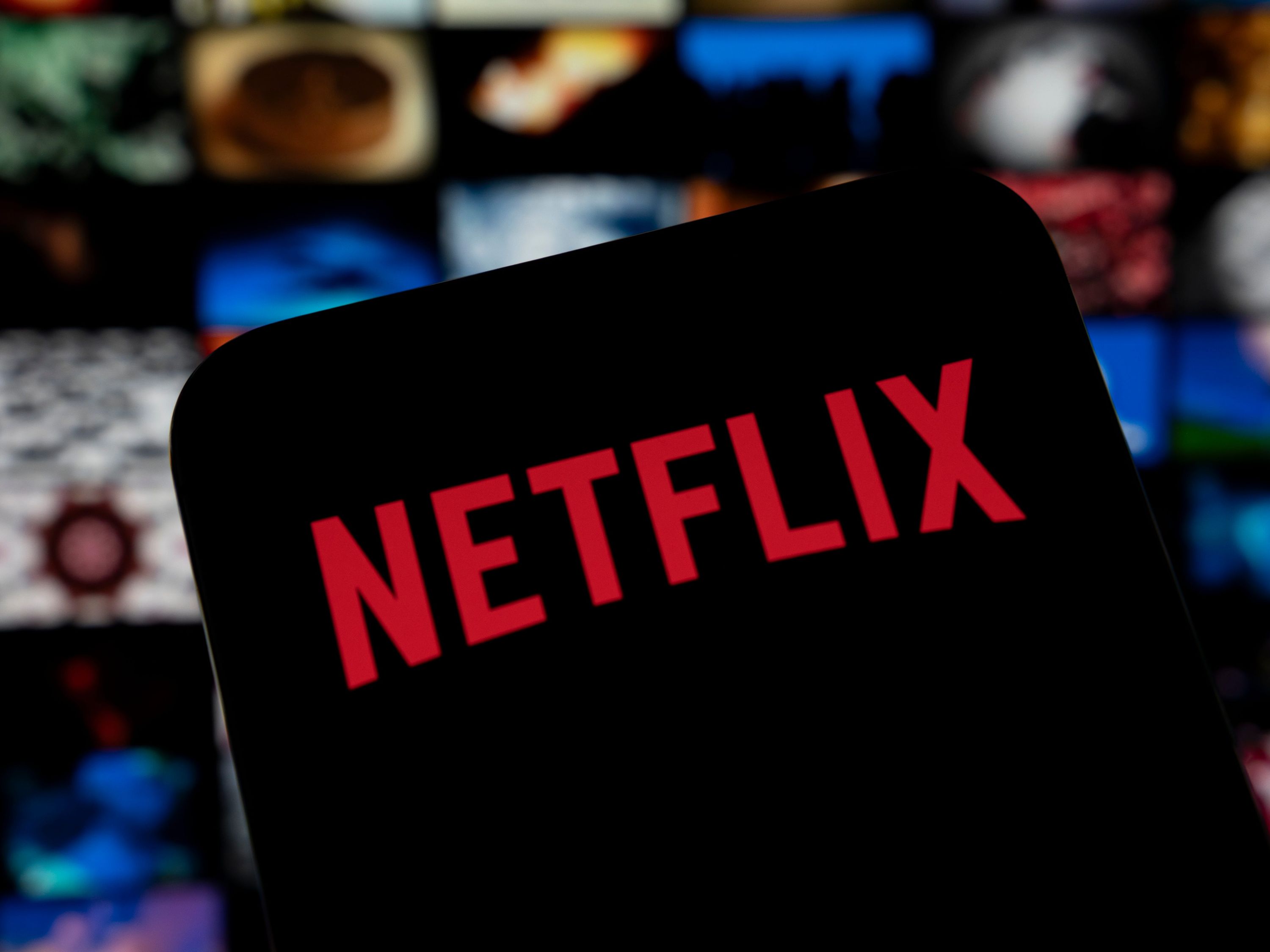 Netflix corta 1.000 empregos e busca engajamento com podcasts e esportes