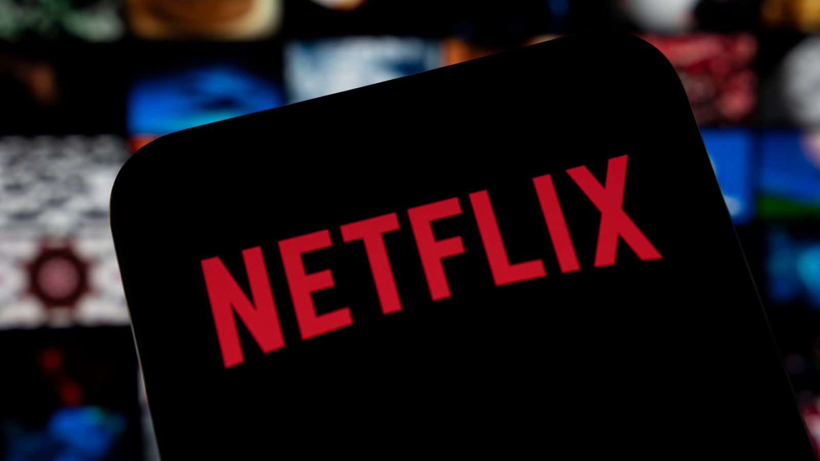 Netflix corta 1.000 empregos e busca engajamento com podcasts e esportes