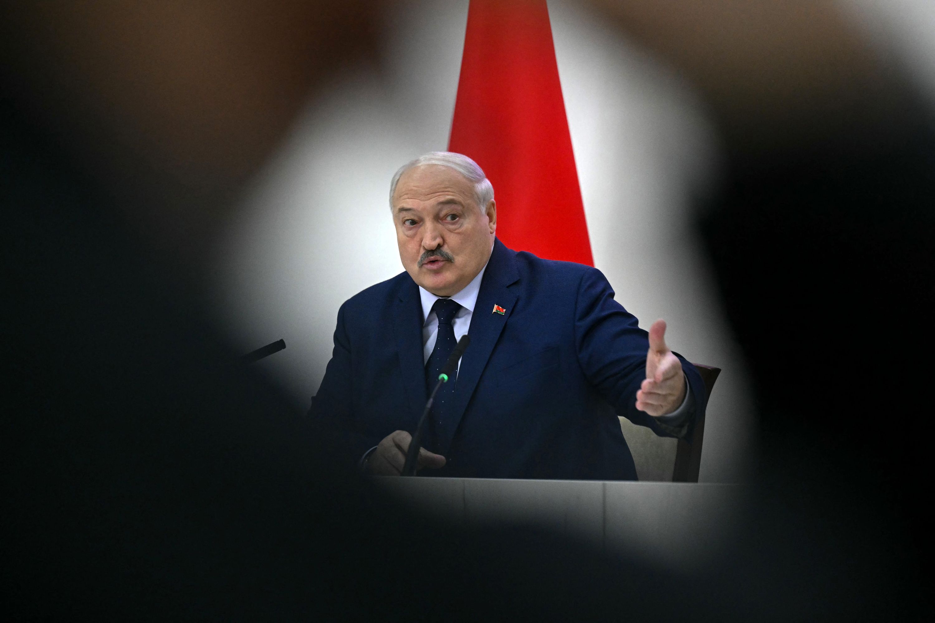 Lukashenko cede a ultimato de Zelensky e isola Putin — a fragilidade da aliança militar