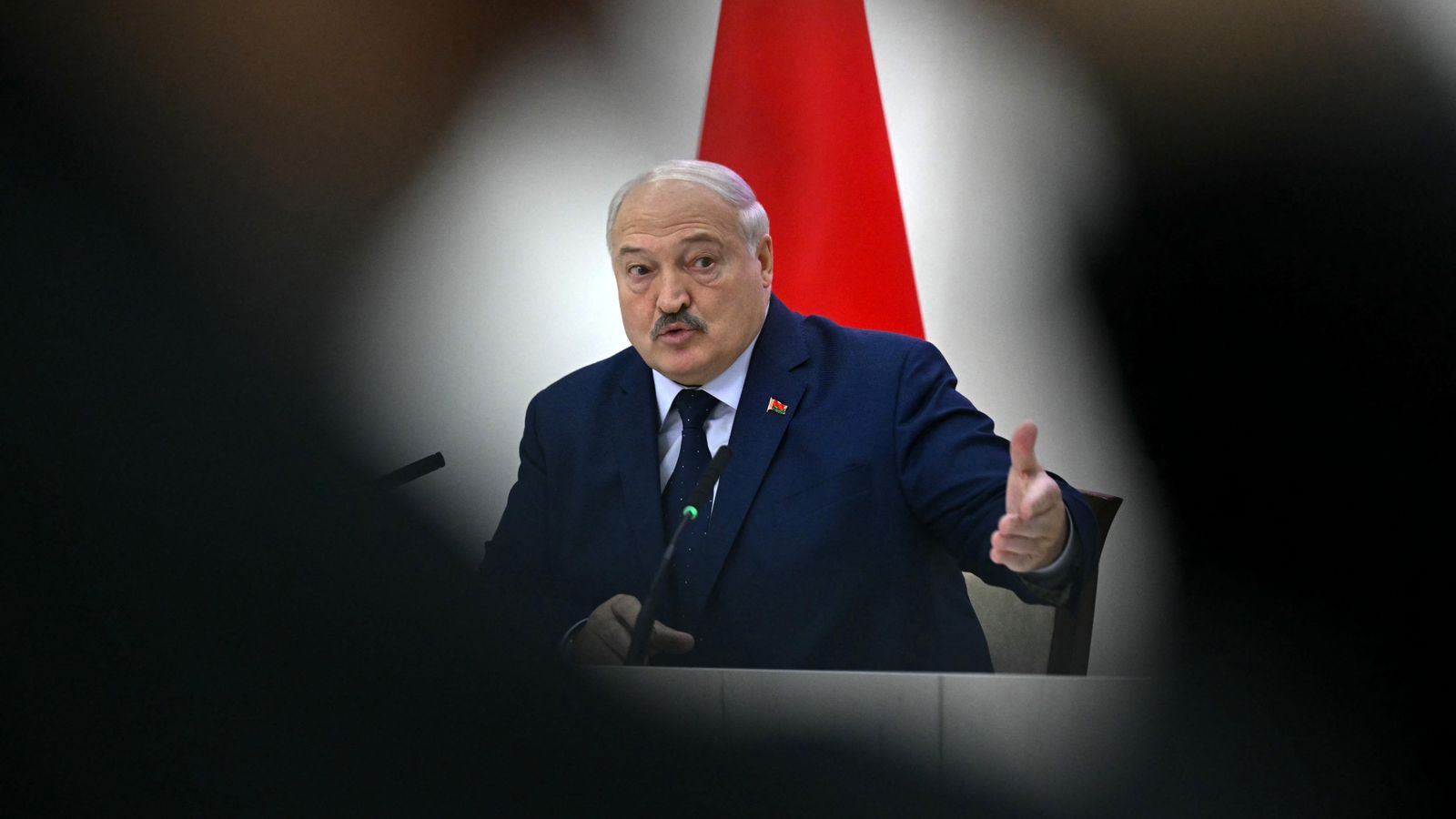 Lukashenko cede a ultimato de Zelensky e isola Putin — a fragilidade da aliança militar