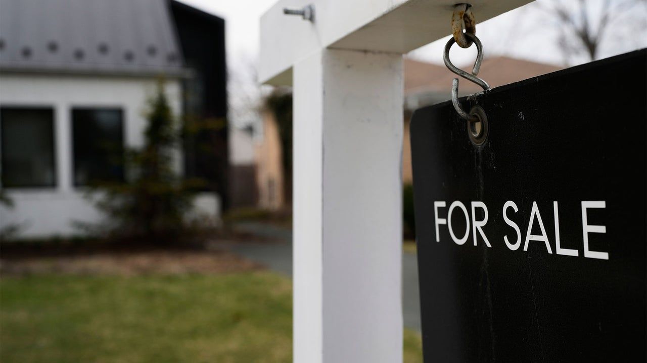 Vendedores nos EUA cedem e bancam custos de compradores em mercado imobiliário travado